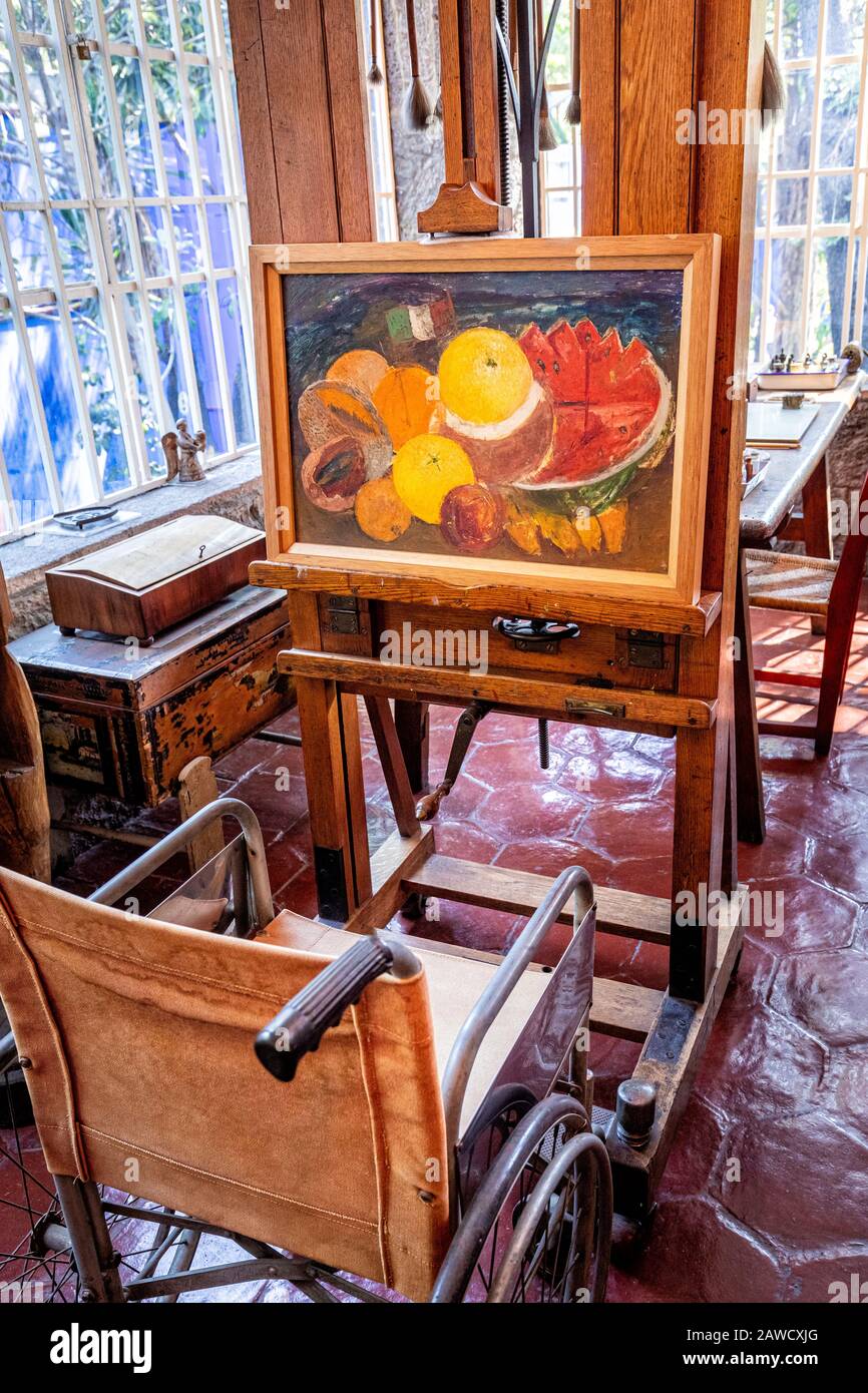 Frida Kahlos Rollstuhl im Casa Azul Museum in Coyoacan, CDMX, Mexiko. Stockfoto