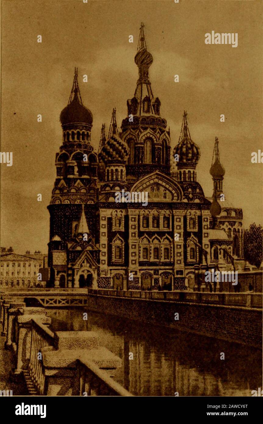 Einige Weltsaunterings . sicher auf dem Schreibtisch festgeklemmt, fragte der Attendante, ob es zulässig sei, ihn zu öffnen. Er saidhe war vorher nicht dazu aufgefordert worden, würde ihn, wenn wir es wünschten, mit ansehen. Es war ein russischer Bibland, der gut durchbost war, mit viel marginalen Kommentaren und lockeren Blättern, die hier und dort in russischer Sprache hineingesteckt wurden, die der Angestellte uns als Petitionen für sein Volk und Manyobjekte privat und pubhc interpretierte. Hier gab es eine Enthüllung einer persönlichen Rehgion der Zaren. Und dieses theBook war nicht weniger als ein Repository von einigen zischsten und hartsten Stockfoto