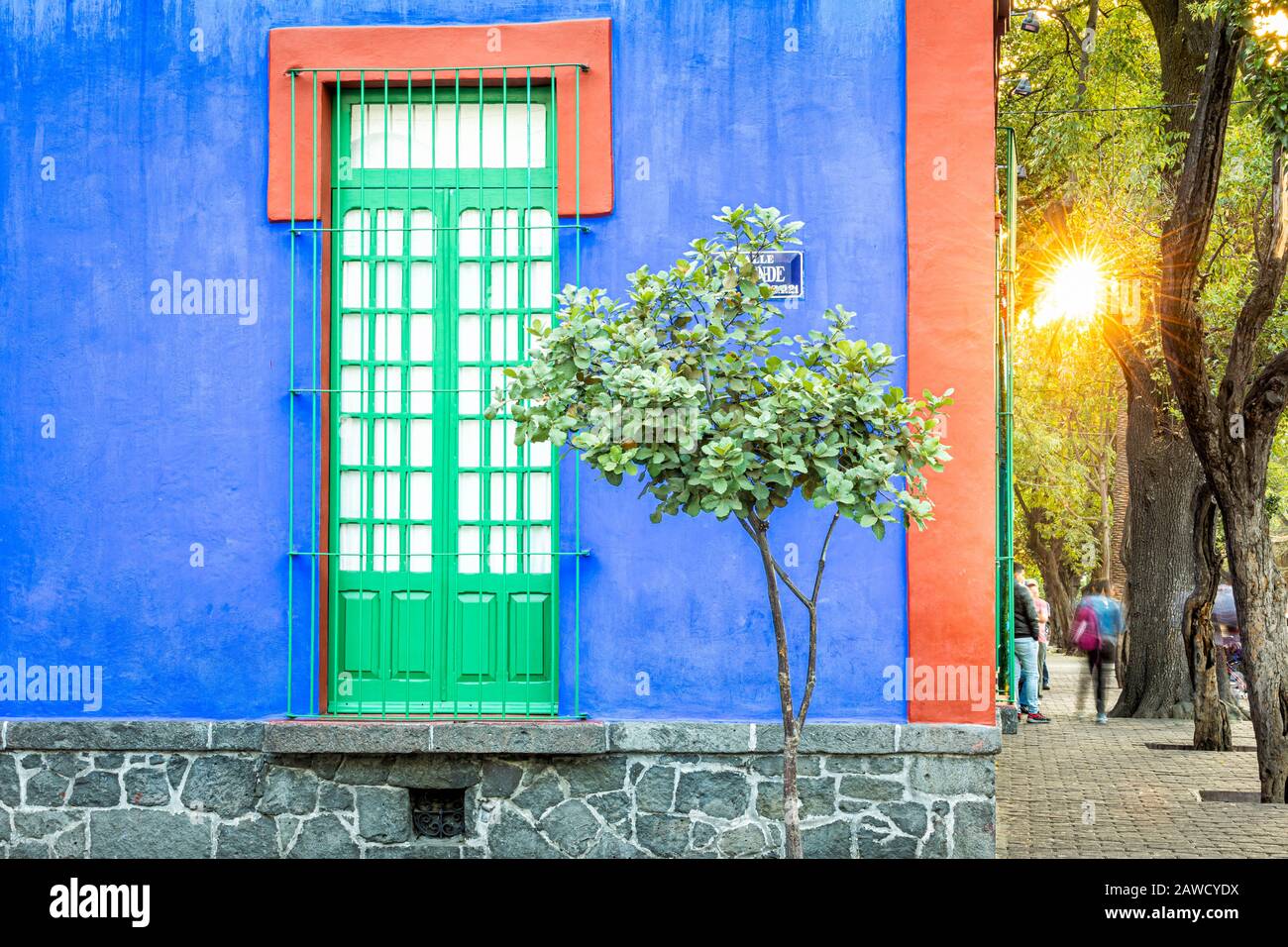 Blick auf die Straße des Blauen Hauses (Museo Casa Azul), das Haus von Frida Kahlo für den Großteil ihres Lebens, in Coyoacan, Mexiko. Stockfoto