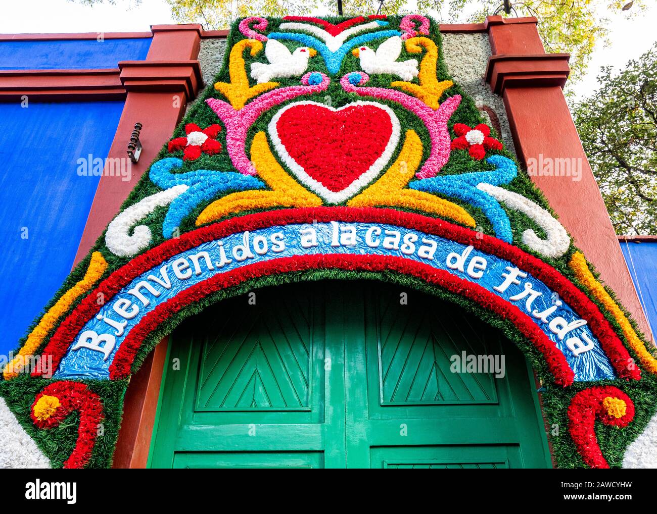 Der Eingang zum Blauen Haus (Casa Azul), dem Haus von Frida Kahlo für den Großteil ihres Lebens, in Coyoacan, Mexiko. Stockfoto