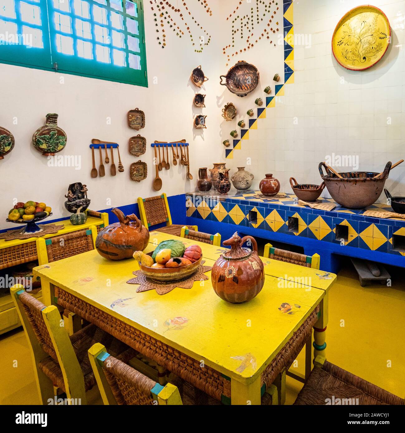Frida Kahlos koloniale Küche im Casa Azul Museum in Coyoacan, CDMX, Mexiko. Stockfoto