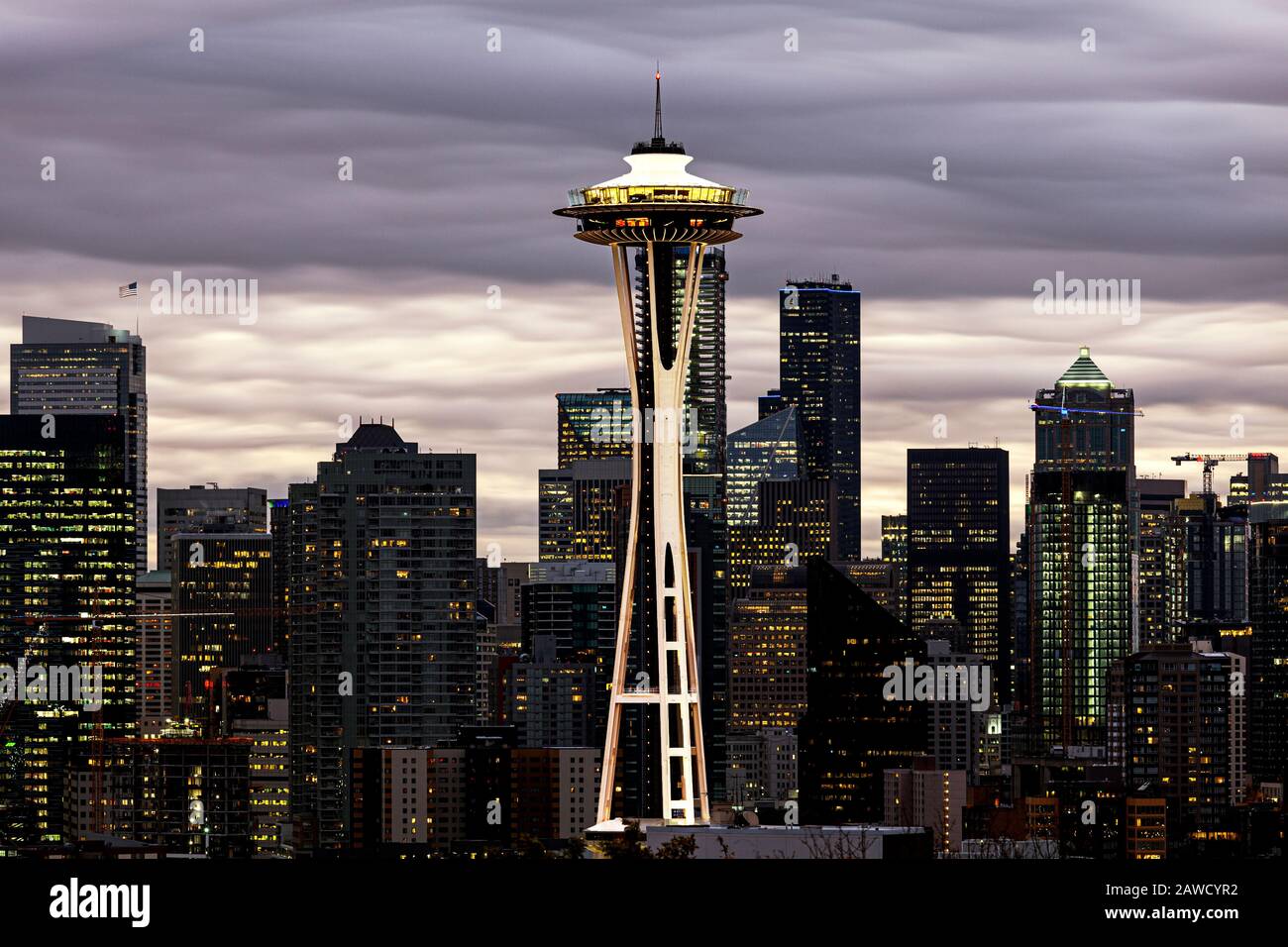 WA17382-00...WASHINGTON - Wolkenkratzer aus Seattle und die Raumnadel vom Kerry Park auf Queen Ann Hill aus gesehen. Stockfoto