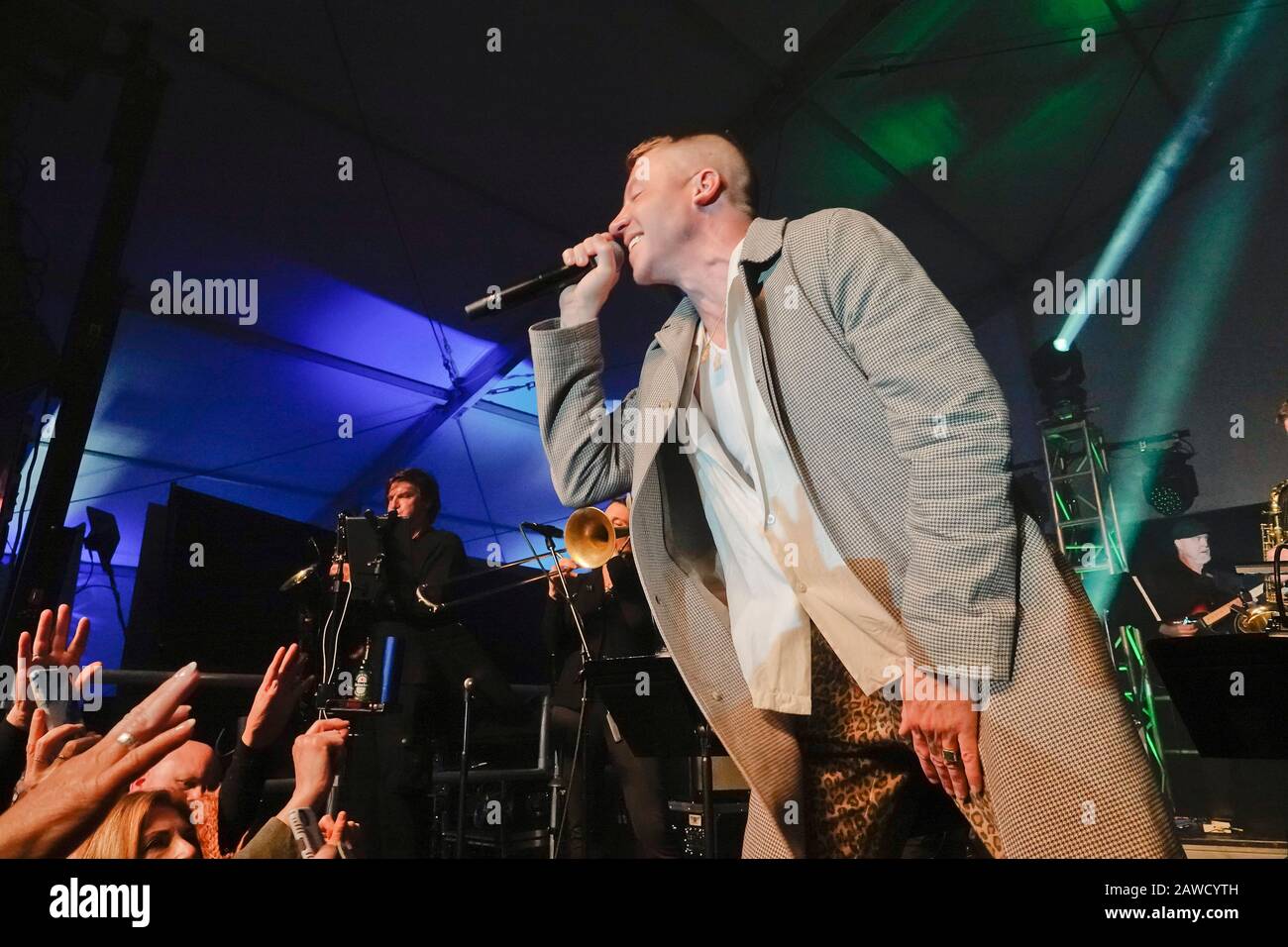 Kieselstrand, USA. Februar 2020. Monterey, Kalifornien, USA 7. Februar 2020 neue Rap-Sensation Macklemore tritt bei der Halbzeit-Freiwilligenparty am zweiten Tag des AT&T Pro-Am PGA Golf-Events am Pebble Beach auf, er erscheint bei den Oscars am Sonntag Credit: Motofoto/Alamy Live News Stockfoto