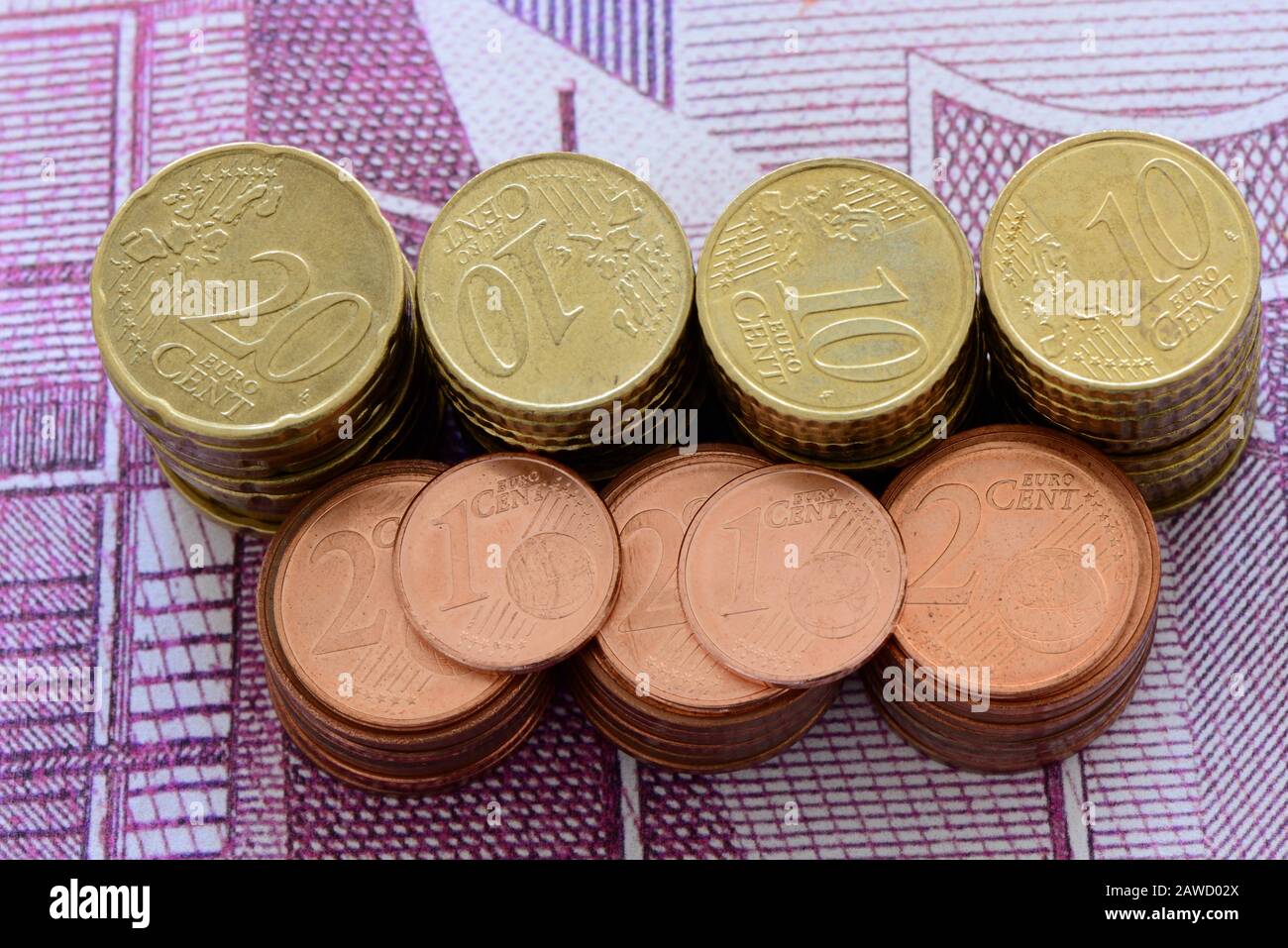 Medienberichten zufolge plant die neue EU-Kommission, alle 1- und 2-Cent-Münzen abzuschaffen. Stockfoto