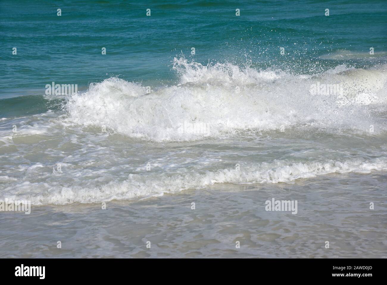Meereswellen am Golf von Mexiko an den Sandstränden der Insel Anna Maria Stockfoto