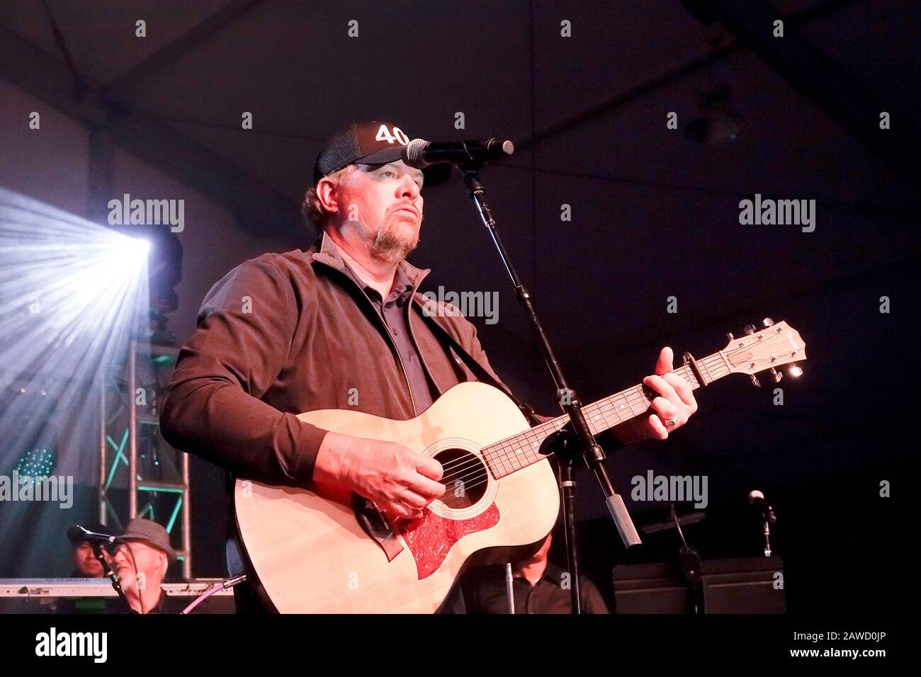 Kieselstrand, USA. Februar 2020. Monterey, Kalifornien, USA 7. Februar 2020 Land und Western-Star Toby Keith führt zur Halbzeit-Freiwilligenparty am zweiten Tag des AT&T Pro-Am PGA Golf-Events am Pebble Beach durch, er erscheint bei den Oscars am Sonntag Credit: Motofoto/Alamy Live News Stockfoto