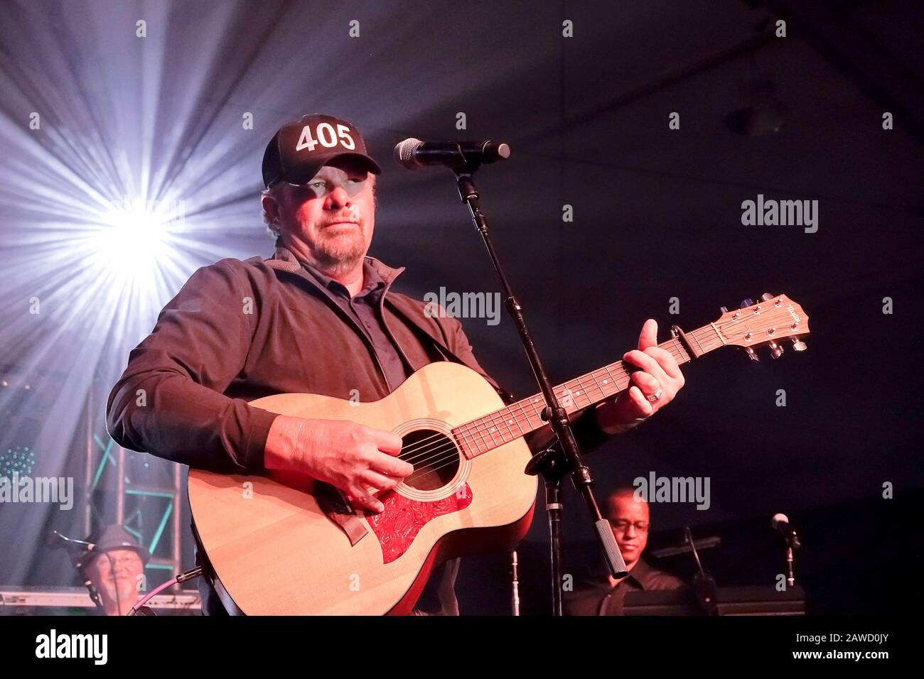 Kieselstrand, USA. Februar 2020. Monterey, Kalifornien, USA 7. Februar 2020 Land und Western-Star Toby Keith führt zur Halbzeit-Freiwilligenparty am zweiten Tag des AT&T Pro-Am PGA Golf-Events am Pebble Beach durch, er erscheint bei den Oscars am Sonntag Credit: Motofoto/Alamy Live News Stockfoto