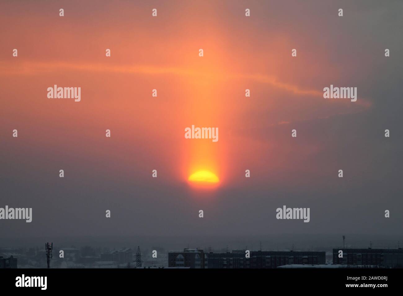 Sonnenaufgang oder Sonnenuntergang ein Stück rote Sonne über der Stadt. Stockfoto