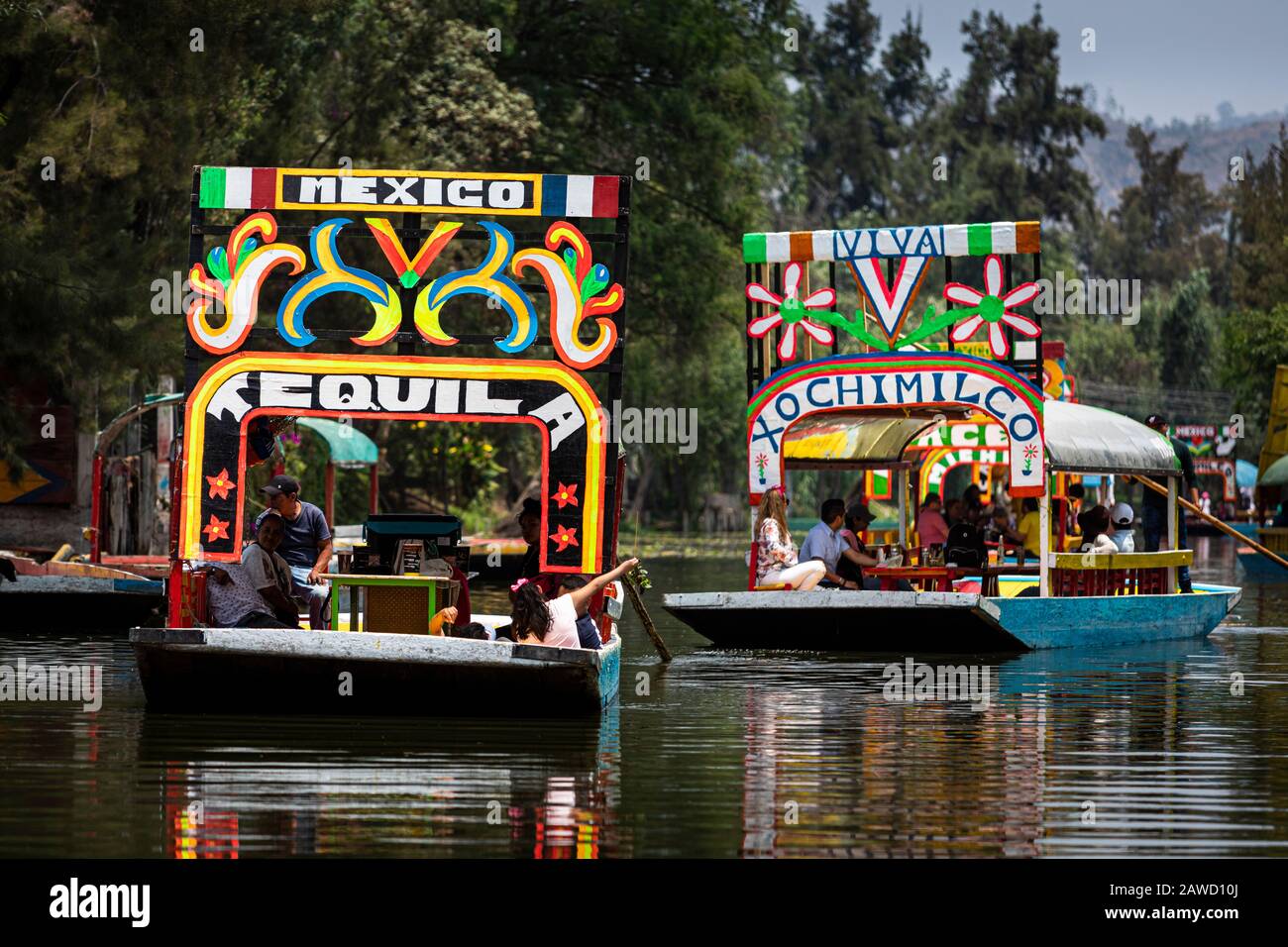 Ein fauler Nachmittag unter den farbenfrohen Booten von Xochimilco in Mexiko-Stadt, Mexiko. Stockfoto
