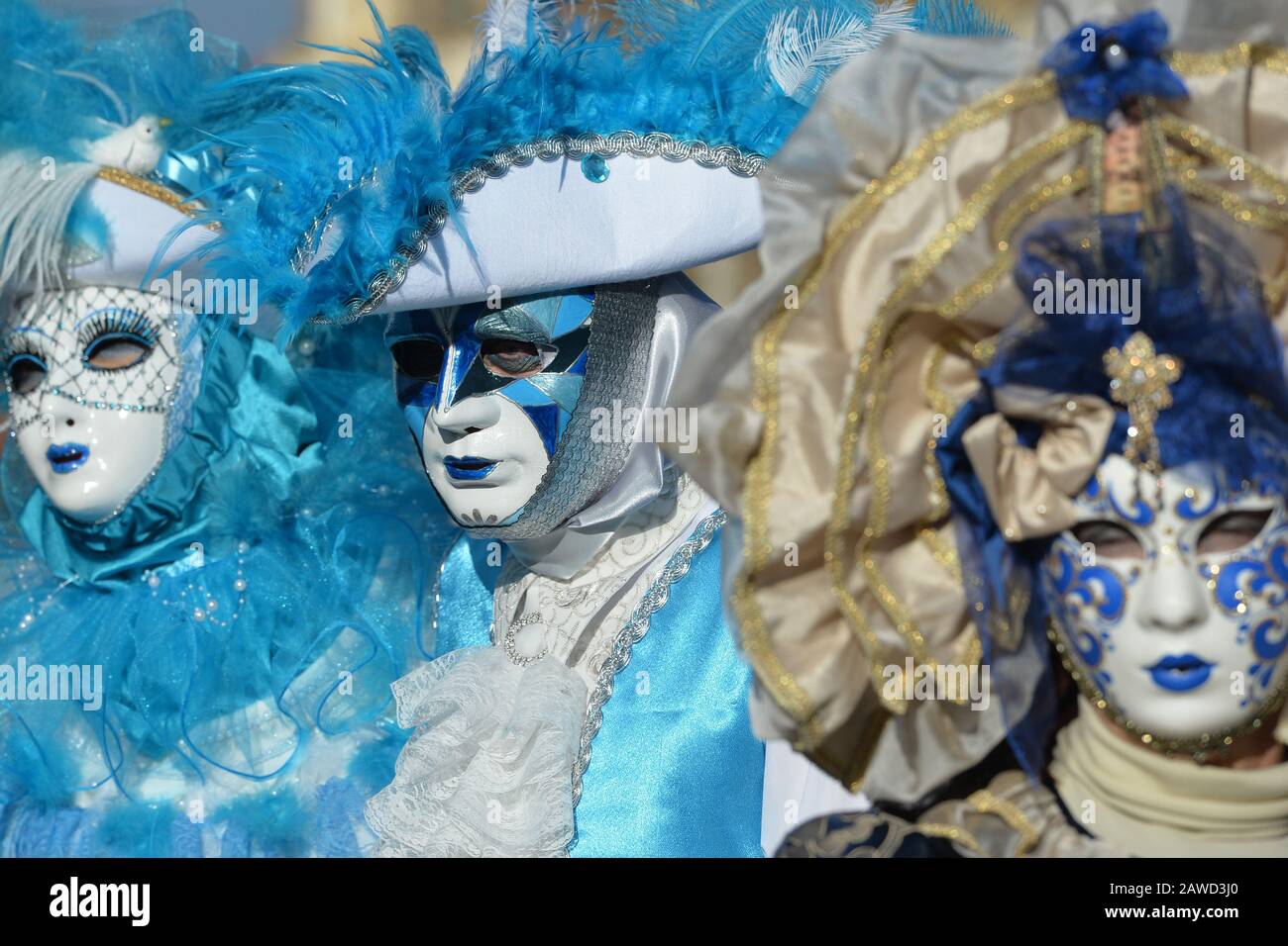 Prag, Tschechien. Februar 2020. Menschen, die sich während der Parade in traditioneller Tracht kleiden.Masopust, also Karneval auf Tschechisch, gilt als letzte Gelegenheit, vor Beginn der 40-tägigen Fastenzeit reiche Speisen zu feiern und zu essen. Ein universelles Merkmal von Maskottchen ist das tragen von Masken, das der Religionshistoriker Mircea Eliade aus dem 20. Jahrhundert für die Toten hielt, die wahrscheinlich zu dieser topsy-turvy Zeit in ihre Häuser zurückkehren werden. Auch als das neue Jahr im Frühlings-Tagundein gefeiert wurde, sollten diese Riten die Sonne stärken und ihre Rückkehr begrüßen. (Gutschrift Im Stockfoto