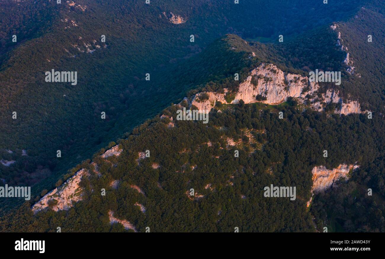 Luftbild des Berges Candina, Liendo-Tal, Östlicher Küstenberg, Kantabriensee, Kantabrien, Spanien, Europa Stockfoto