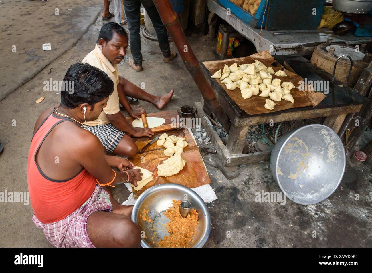 Indische Männer bereiten Samosas mit vegetarischen Zutaten auf der Straße in Kolkata vor. Indien Stockfoto