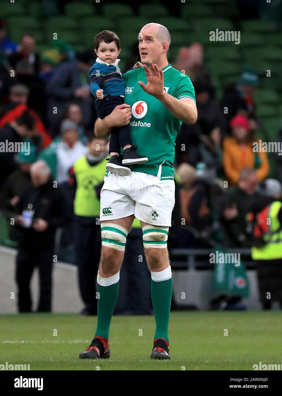 Irlands Devin Toner mit Sohn Max nach dem Guinness Six Nations Match im Aviva Stadium, Dublin. Stockfoto