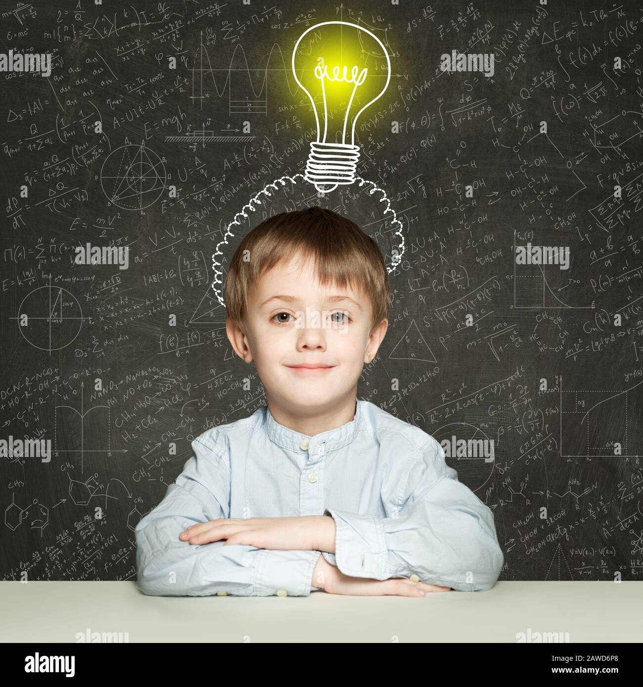 Kinderjunge mit Glühbirne. Konzepte und Projekte. Stockfoto