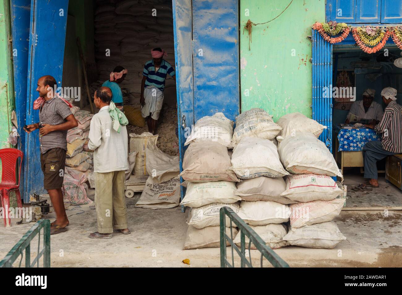 Indische Arbeiter in Straßengeschäften in Kolkata. Indien Stockfoto