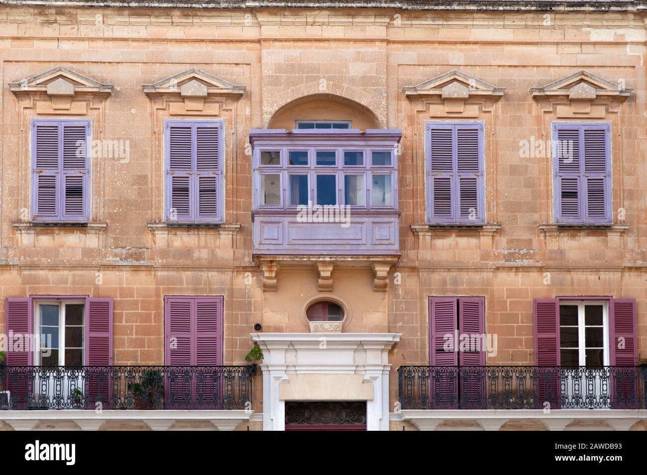 Mdina, Malta - 4. Januar 2020: Typische maltesische Jalousien und Balkon Stockfoto