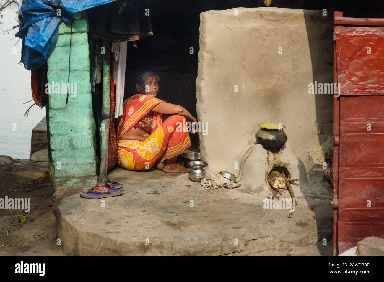 Indianerin in kleinem Haus in der Nähe des Flusses in Kolkata. Indien Stockfoto