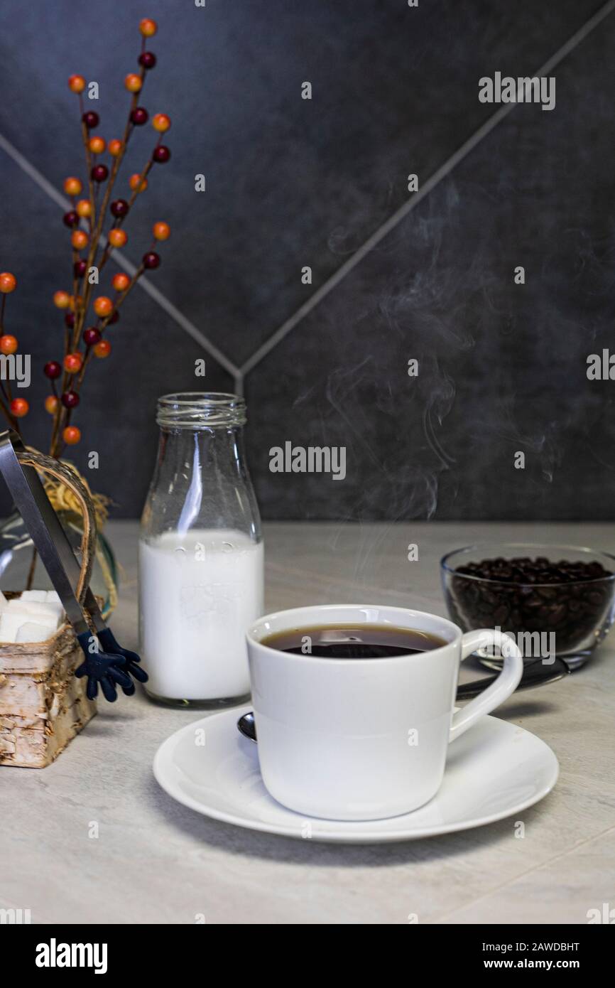 Heiße Tasse Kaffee auf der Küchenecke Stockfoto