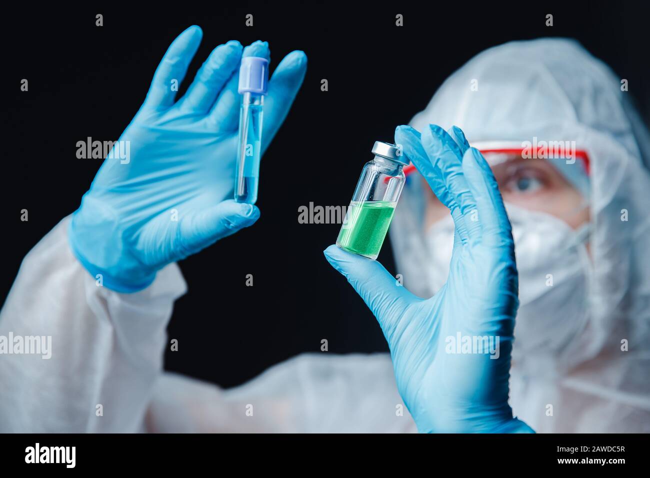 Blut-Coronavirus-Testepidemie positiv medizinisch in weißem hasmat Schutz. Neues chinesisches Wuhan-Virus. Stockfoto