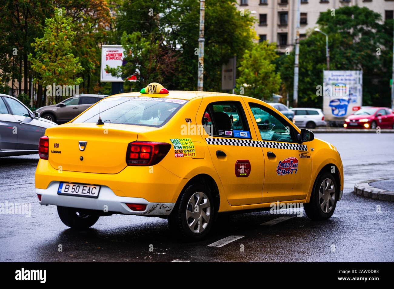 Taxiwagen warten auf Gäste vor dem Nordbahnhof (Gara de Nord). Taxistation in der Stadt, die die Euro 2020, Bukarest, Rumänien, Stockfoto