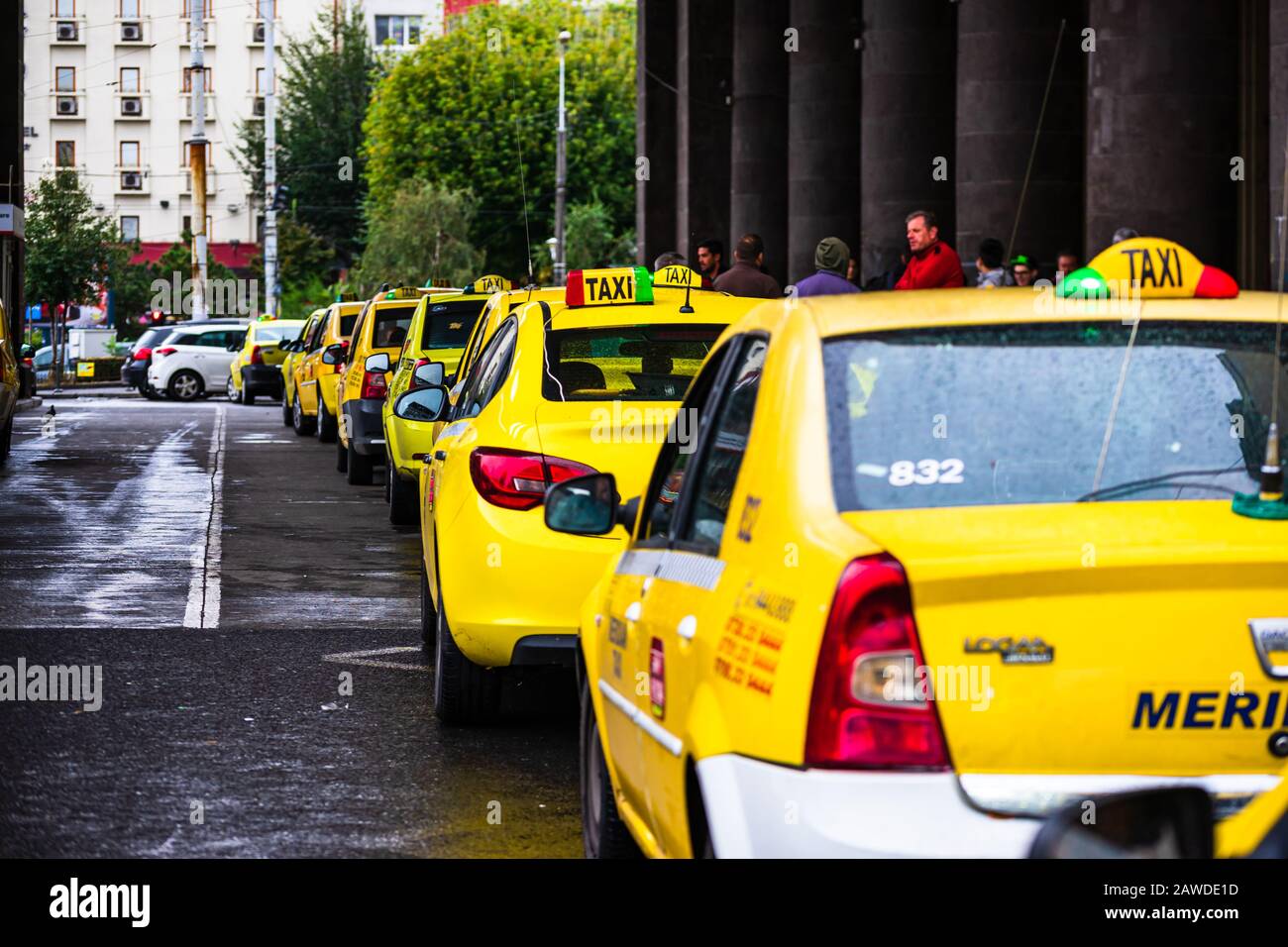 Taxiwagen warten auf Gäste vor dem Nordbahnhof (Gara de Nord). Taxistation in der Stadt, die die Euro 2020, Bukarest, Rumänien, Stockfoto