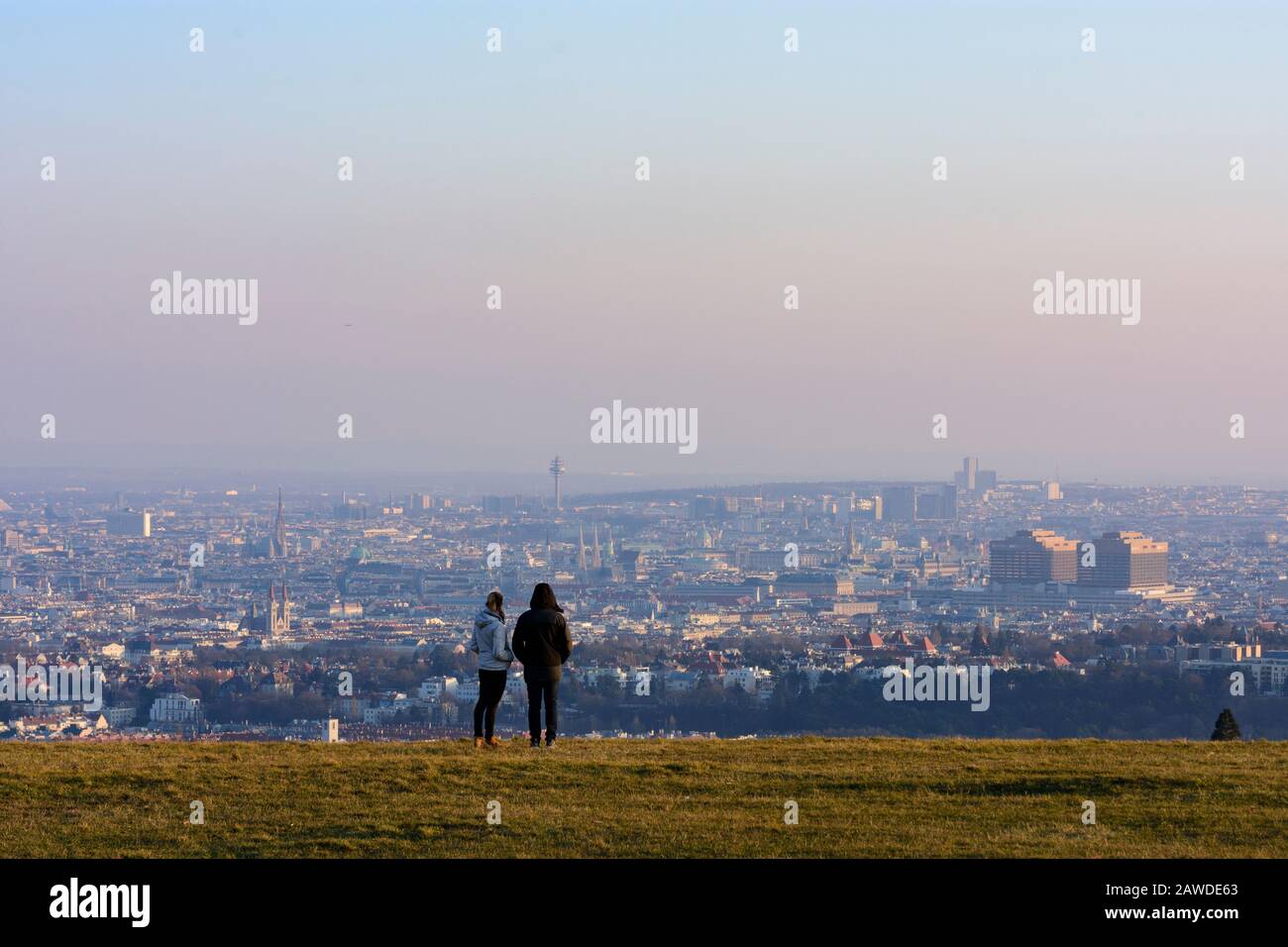 Wien, Wien: Blick in die Innenstadt von der Wiese Bellevuewiese, junges Paar in 00. Übersicht, Wien, Österreich Stockfoto