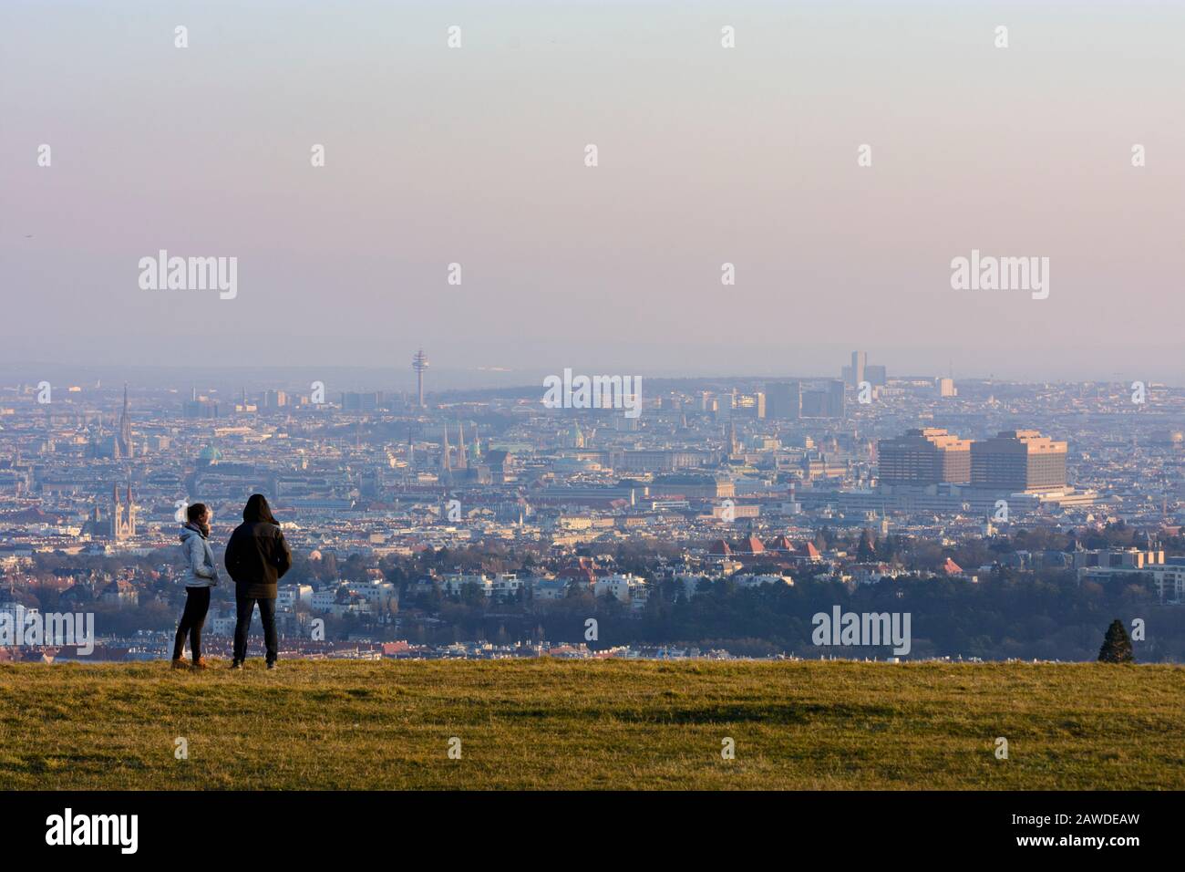 Wien, Wien: Blick in die Innenstadt von der Wiese Bellevuewiese, junges Paar in 00. Übersicht, Wien, Österreich Stockfoto