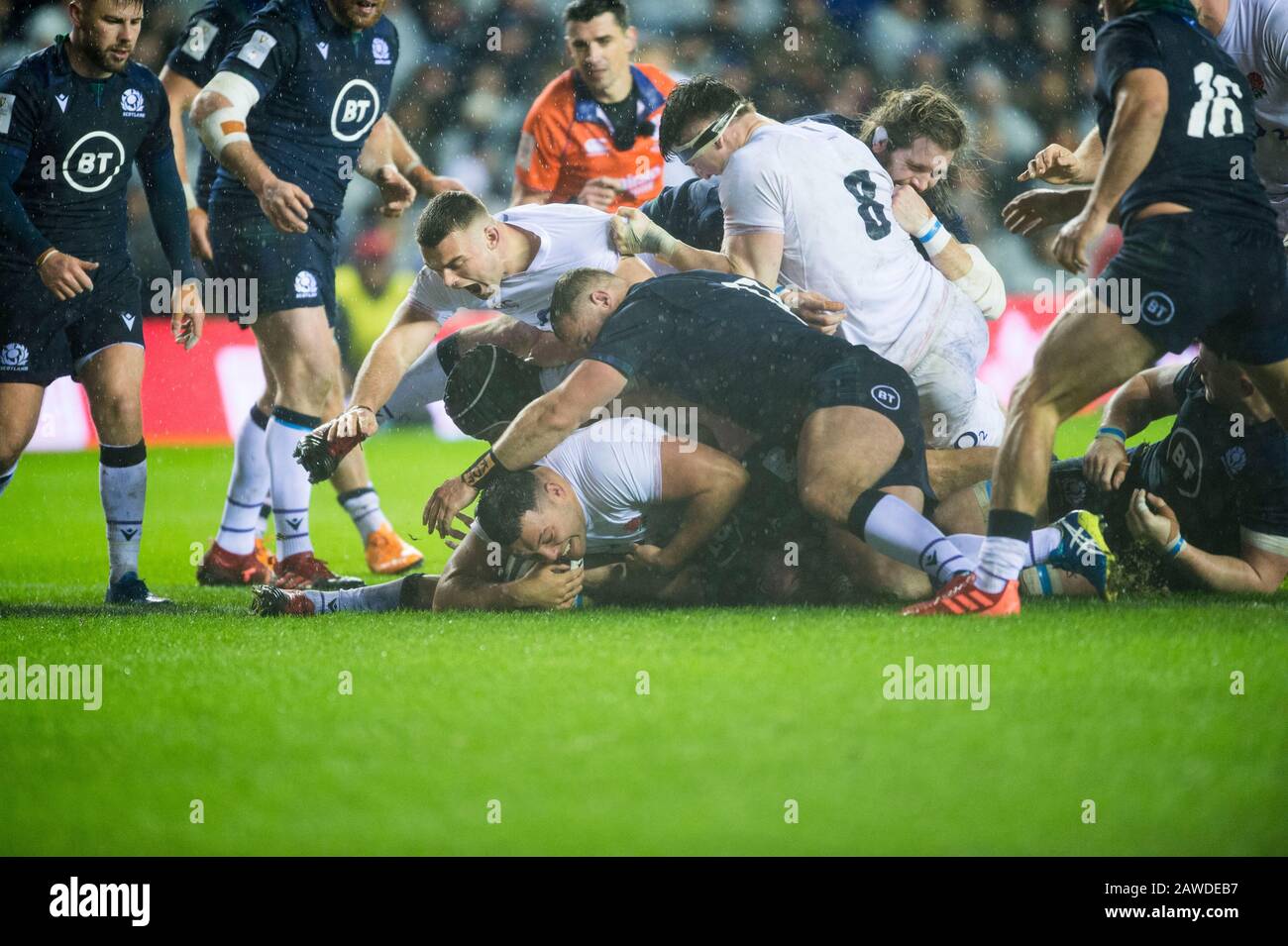 Edinburgh, Schottland, Großbritannien. Februar 2020. Edinburgh, Schottland, Großbritannien. Guinness Six Nations Test: Schottland gegen England. EnglandÕs Ellis Genge taucht ein, um den einzigen Versuch des Spiels zu erzielen. Kredit: Ian Rutherford/Alamy Live News Stockfoto