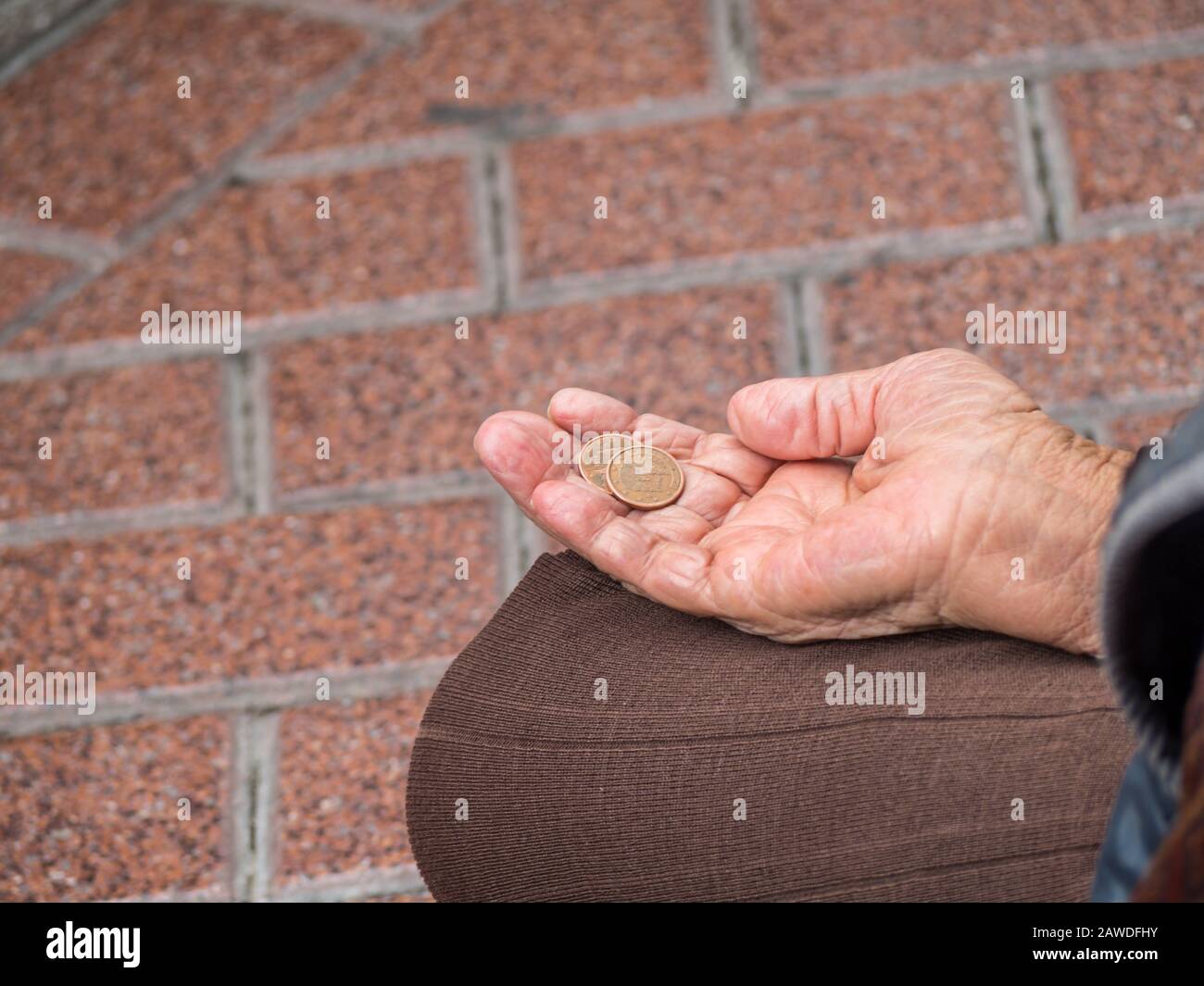 Der Bettler hält seine Hand aus Stockfoto