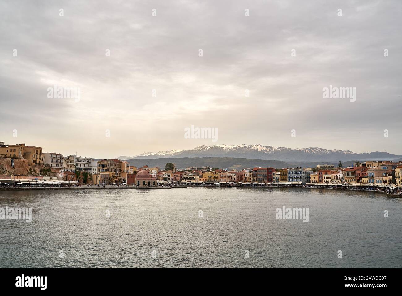 Die berühmte hafenbucht am Hafen von Chania Altstadt, auf der Insel Crete, Griechenland im Sommer Stockfoto