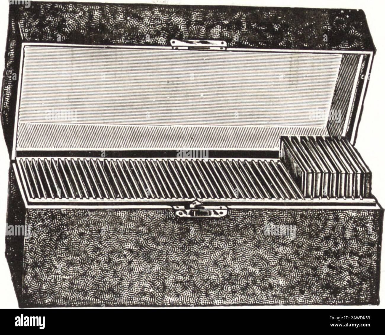 Katalog von Stereoptikonen, Filmmaschinen, Projektionsgeräten: Hergestellt und importiert von der McIntosh Stereoopticon Company . Ingento Löst Slide Carrier Net auf, 2,00 US-Dollar Mcintosh stereqpticxwco^Chicago, Abb. s. a.LANTERNE SLIDE BOXES.. Preis, weißes Holz-)Ochse. Klotli bedeckt, partitioniert, mit Stro". Fang (siehe Schnitt), Kapazität 50 Objektträger ] m Wie oben, Aber doppelte Breite, kapazitylOObjektträger V55Weiße Holzkiste. Schwarzes Tuch bedeckt, in vier Fächer mit je 20 Fächern, befestigt WTH starke-K .wLiiu Il auci Riemen nandje ^ l)ut mit 100 Objektträgern Kapazität .. 2 Sme^rlw K^!:^ Stockfoto