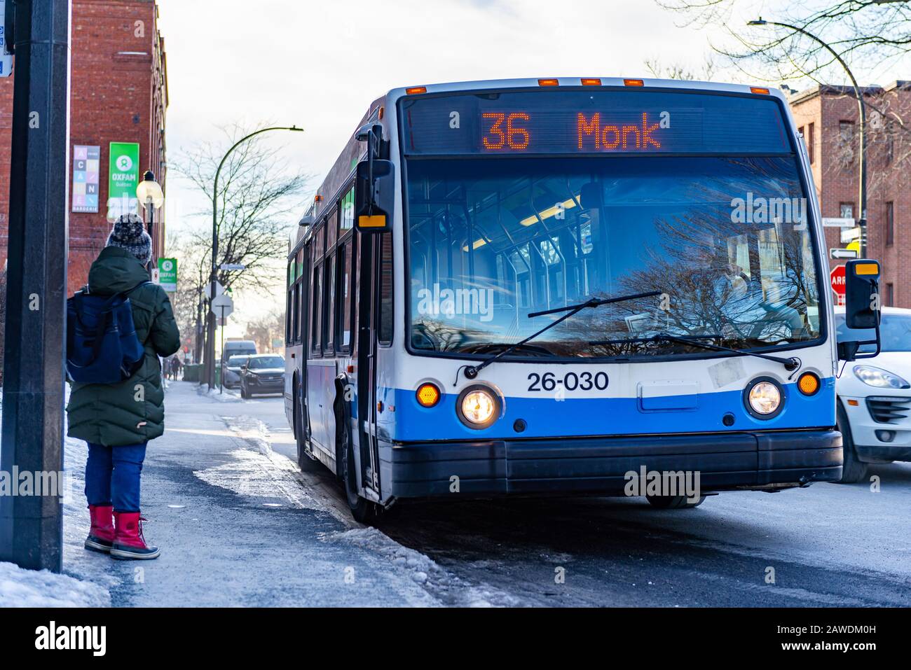 Montreal Quebec Kanada 6. Februar 2020: STM U-Bahn-Bus hält für Passagiere, 35 Monate im Winter Stockfoto