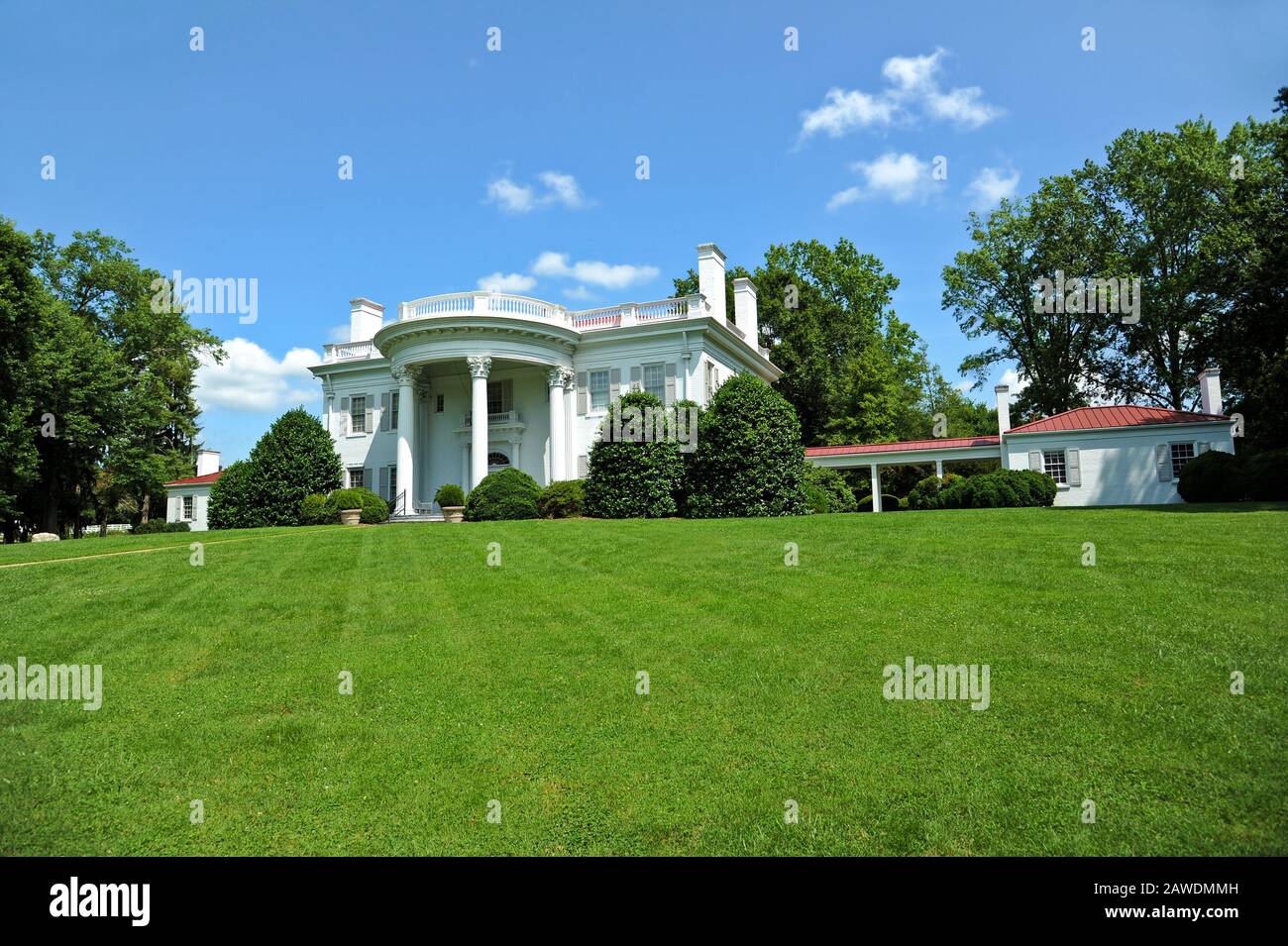 Großes Southern Mansion mit Wunderschönem Rasen und Bäumen Stockfoto