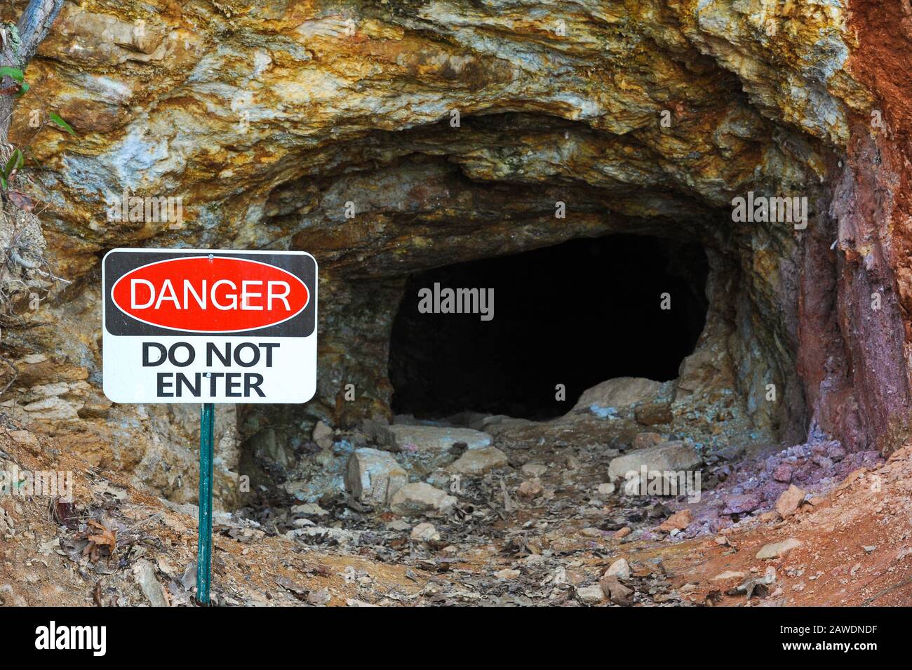 "Sanger" Geben Sie das Zeichen nicht am Eingang einer Verlassenen Goldmine ein Stockfoto