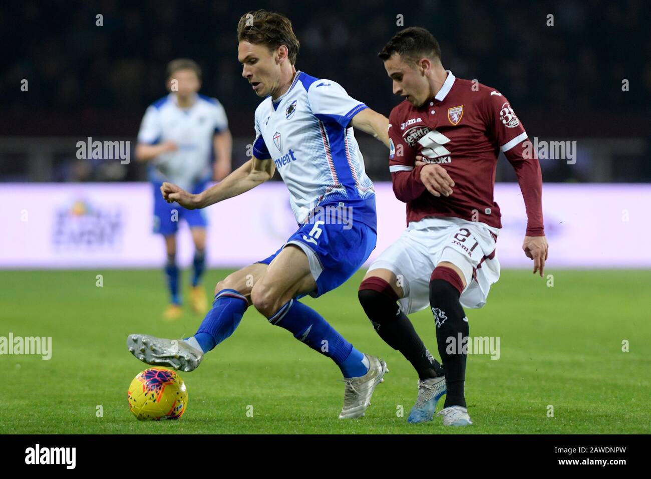 Turin, Italien. Turin, Italien. Februar 2020; Olympisches Grande Torino Stadium, Turin, Piemont, Italien; Serie-A-Fußball, Torino gegen Sampdoria; Albin Ekdal von Sampdoria schirmt den Ball von Alejandro Berenguer vom Torino FC Credit: Action Plus Sports Images/Alamy Live News Credit: Action Plus Sports Images/Alamy Live News Stockfoto