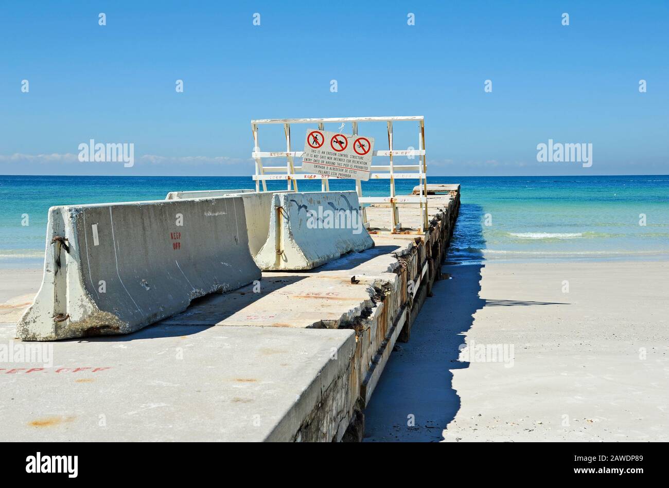 Eine Struktur zur Kontrolle Der Erosion In Beton an der Küste Floridas Stockfoto