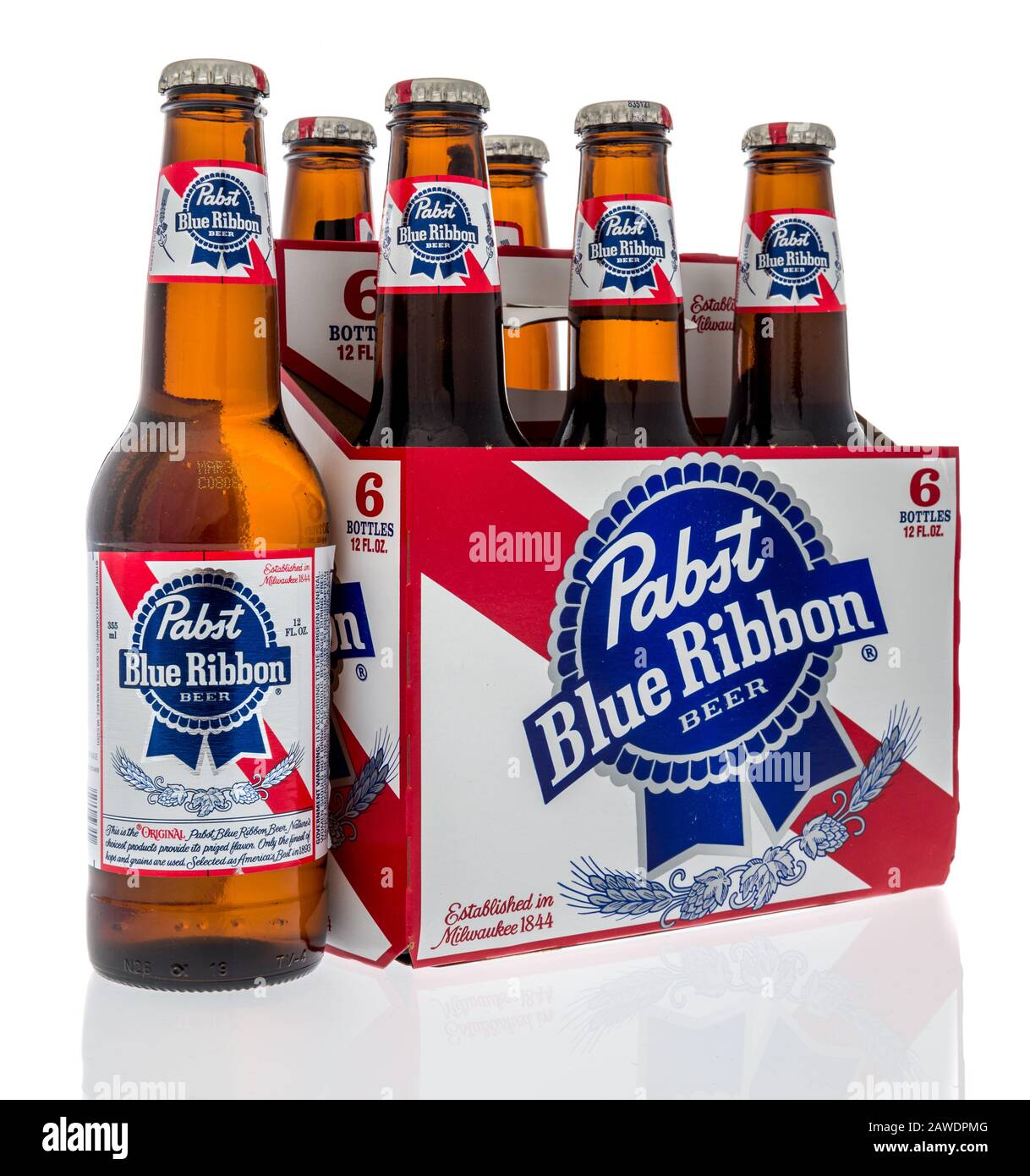 Winneconne, WI - 7. Februar 2020: Ein Sechs-Pack Pabst-Bänderbier auf isoliertem Hintergrund. Stockfoto