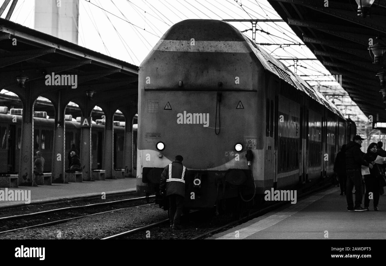 Detailansicht des Zuges. Zug auf dem Bahnsteig des Nordbahnhofs Bukarest (Gara de Nord Bucuresti) in Bukarest, Rumänien, 2020 Stockfoto