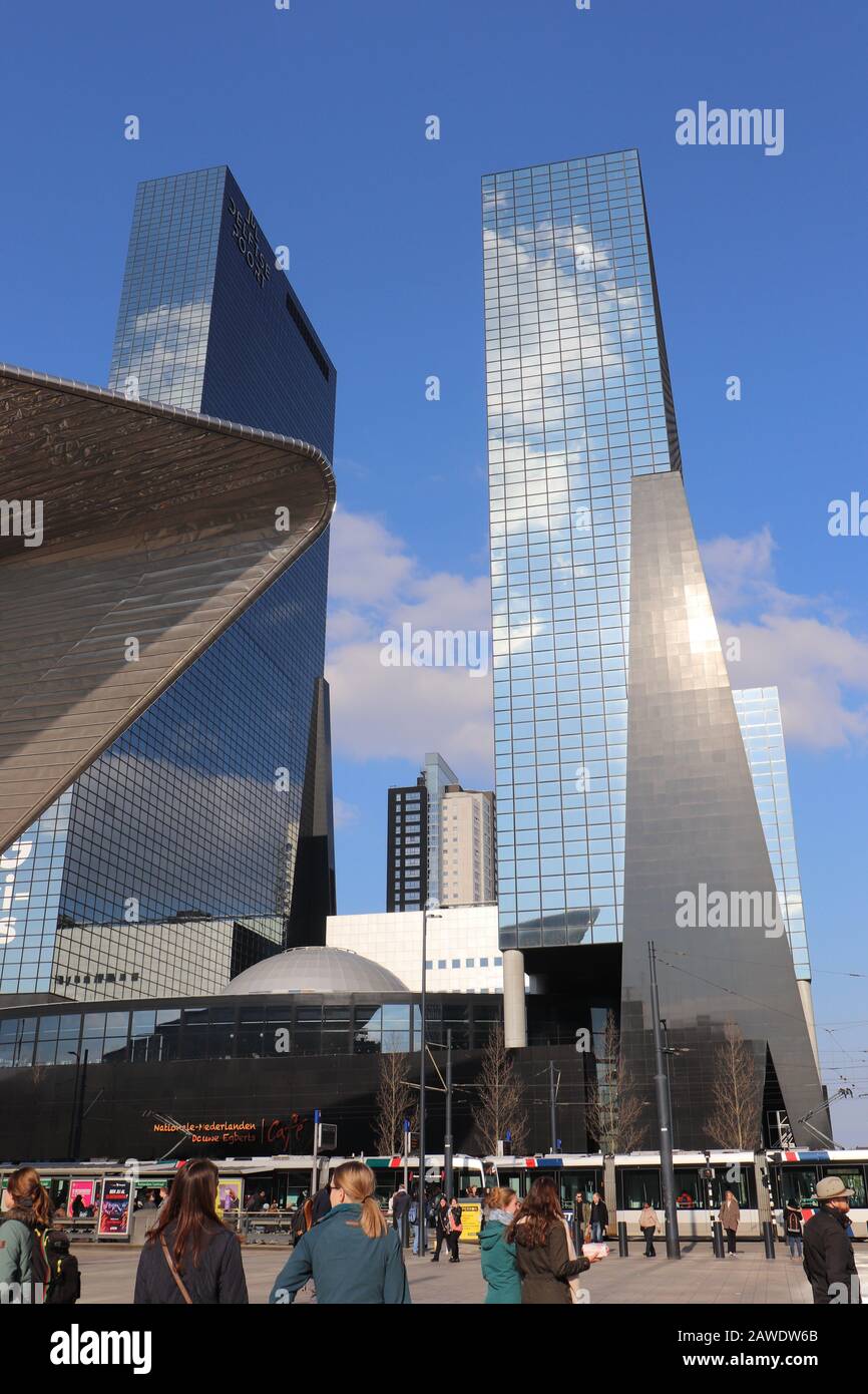 Nur ein normaler Tag in den Straßen Rotterdams. Das Gebäude ist modern und der Wolkenkratzer hat eine schöne Architektur Stockfoto