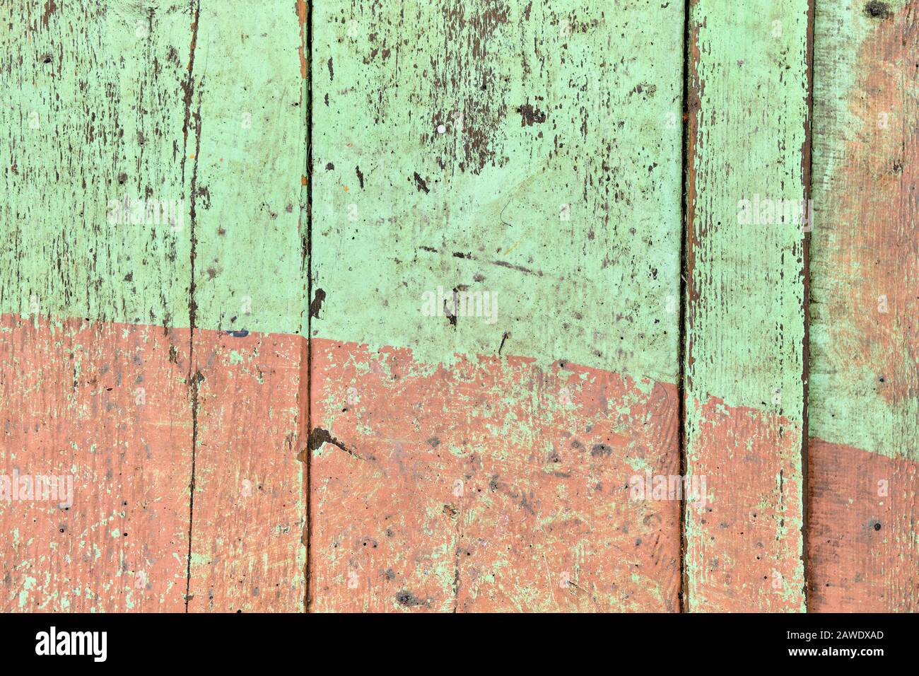 Holzschabbenzaun in hellgrüner und beiger Farbe. Nahaufnahme. Textur, Hintergrund Stockfoto