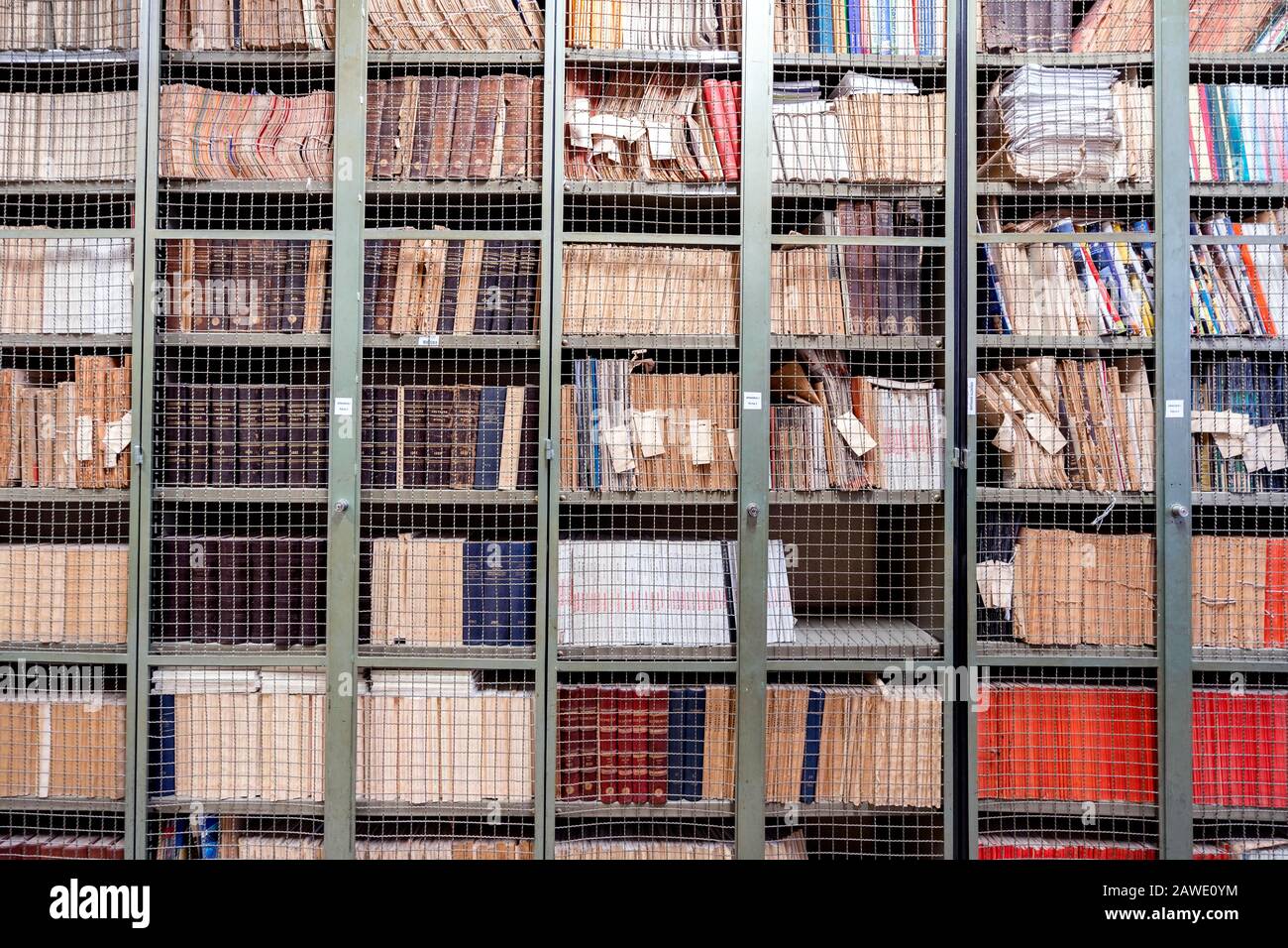 Verschlossene Bücherregale mit vielen alten Büchern, Portugal Stockfoto