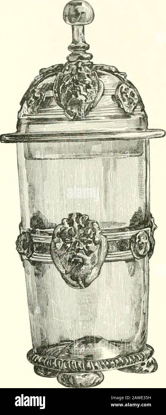 Ein beschreibender Katalog der Glasgefäße im South Kensington Museum. Es waren Memlooks von zwei fiebernden Königen, die den berühmten Namen tragen, der unverschämbar ist. 581. 75. Behälter für Öl. Zum Platzieren einer Glafs-Lampe. Greenglafs, teilweise vergoldet. Sie hat drei unregelmäßig geflippte Handlesehaken. Arabisch. Jahrhundert. H. 6^ Zoll, Durchm. 5^ in.7/. Ss. 6d. Dies wurde mit der Lampe gekauft, die vorgeht, und kann den Veffel, der zu ihm belauscht wurde, wahrscheinlich probablybe. 2108. SS-DUFTFLASCHE. Halblichtundurchlässige, blassblaue Blätter. Montiert in filtriertem filigranem filigranem Werk, mit Glühbirnen gehackt. Turkifh oder Perfian. H. y-J- in., Durchm. 3 Zoll (B. Stockfoto