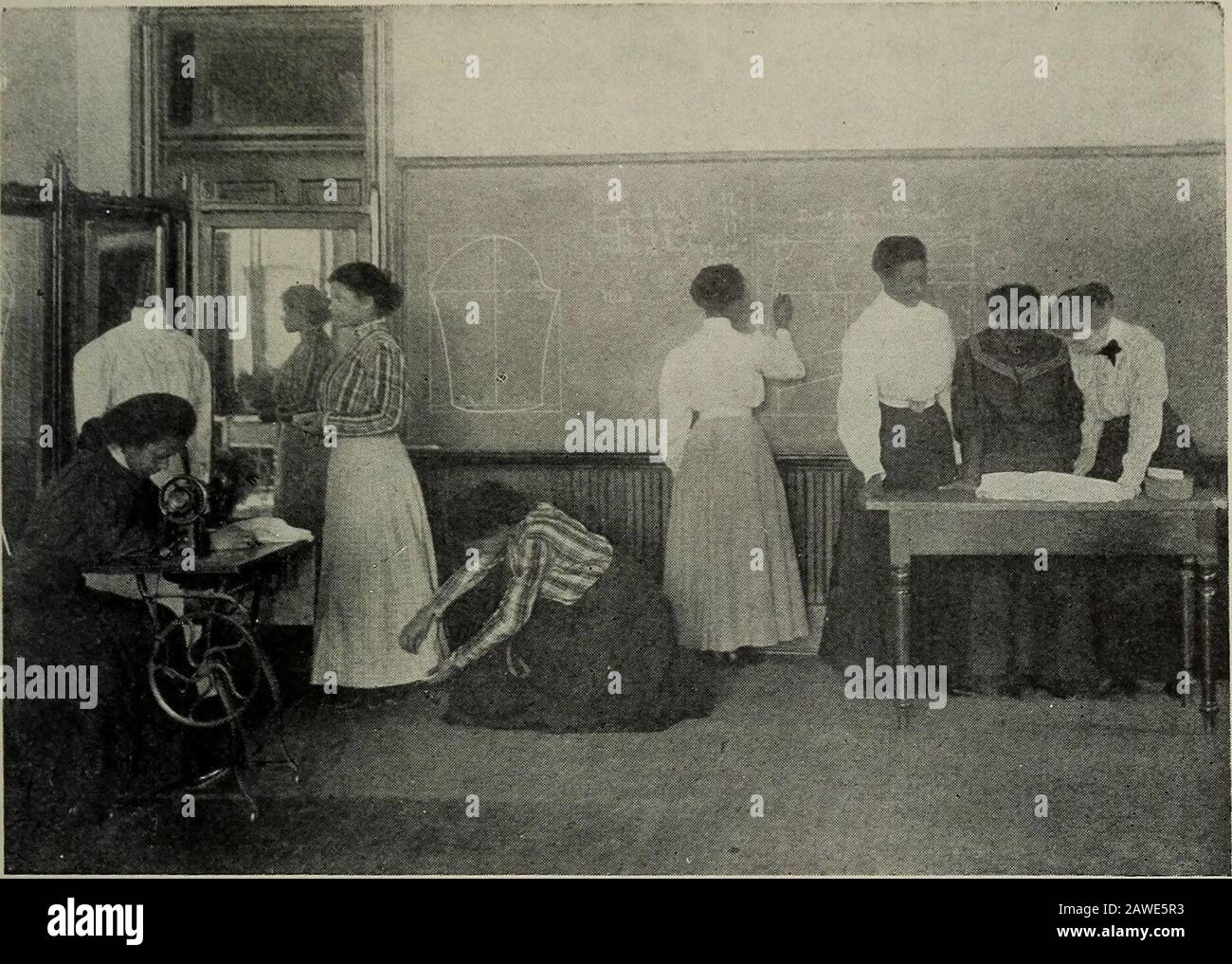 Katalog des Hampton Normal & Agricultural Institute in Hampton, Virginia, für das akademische Jahr .. . s auf die großen Ereignisse Westeuropas in der mittelalterlichen und modernen Zeit gesetzt. Die Entwicklung der christlichen Kirche und ihre Fluenz auf das soziale und politische Leben der Racesof Westeuropas werden untersucht. Die Elemente, die zum Fortschritt der europäischen Nationen beigetragen haben, sind beschworen. Die Aufmerksamkeit, die einem Ereignis geschenkt wird, ist nicht nur von seiner Bedeutung in der Geschichte, sondern auch von seinem Wert für den Schüler bestimmt. Textbuch: Die Geschichte Westeuropas, Rob-inson. HAUSWIRTSCHAFT (Für Mädchen Stockfoto