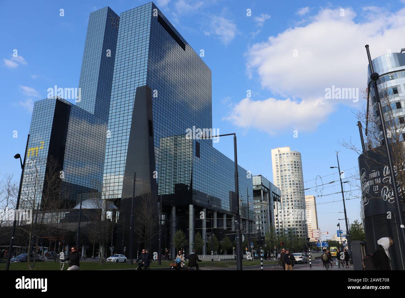 Schöne moderne Architektur und Wolkenkratzer in den Straßen von Rotterdam, Niederlande Stockfoto