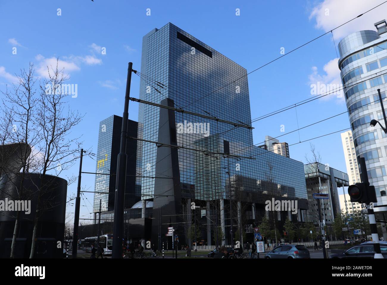 Schöne moderne Architektur und Wolkenkratzer in den Straßen von Rotterdam, Niederlande Stockfoto