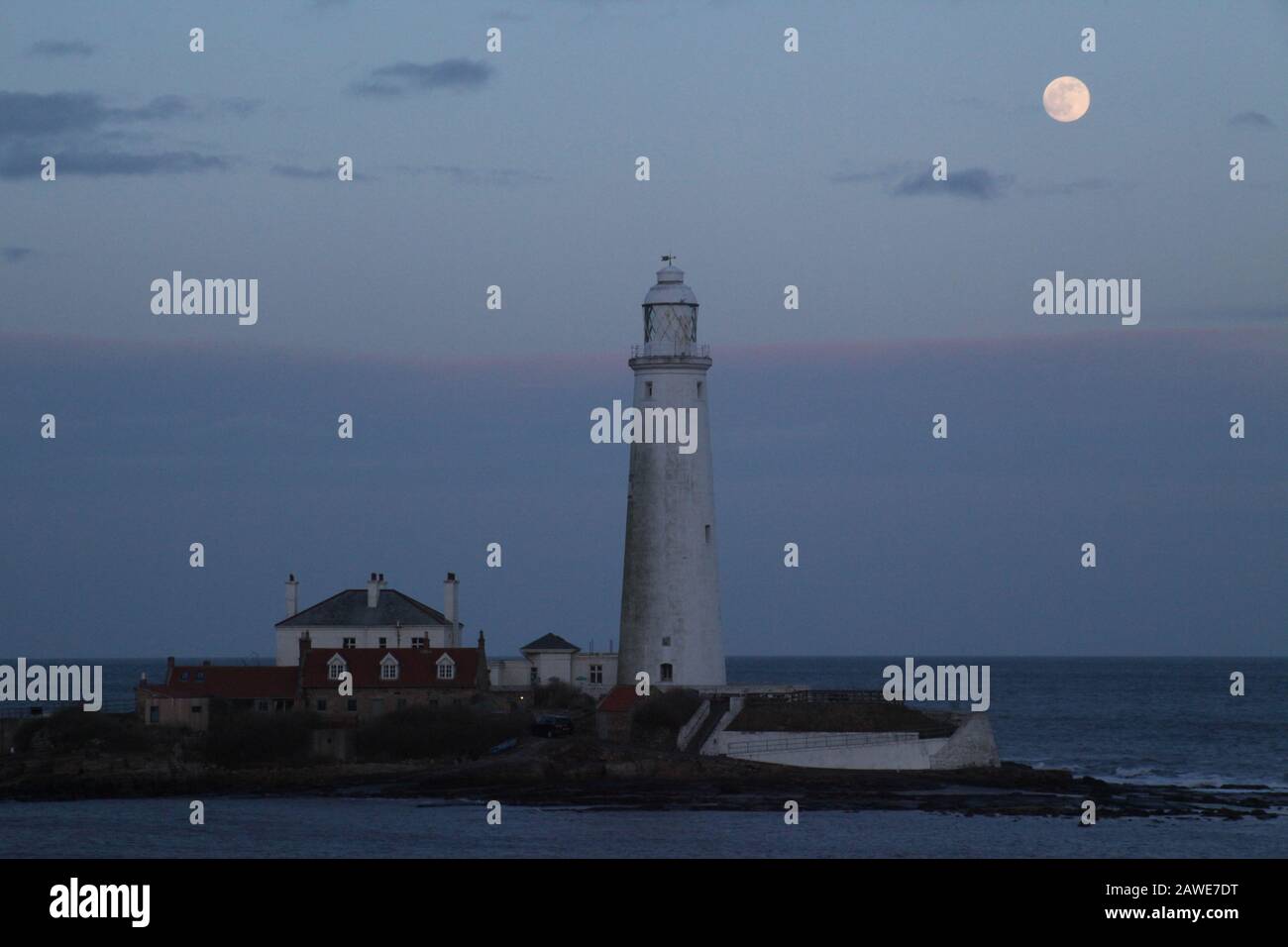 Whitley Bay, Northumberland, Großbritannien, 8. Februar 2020, The Moon with Saint Mary's Lighthouse, The Moon at 98% Waxing Gibbous, Credit David Whinham/Alamy Live News Stockfoto
