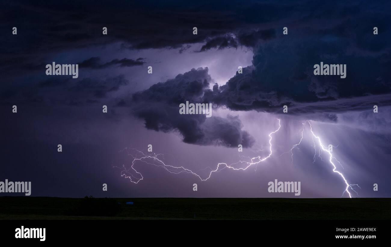 Stürmisches Wetter und Blitzschlag, während ein Gewitter Wolken über die Ebenen in der Nähe von Broadus, Montana, USA, ziehen Stockfoto
