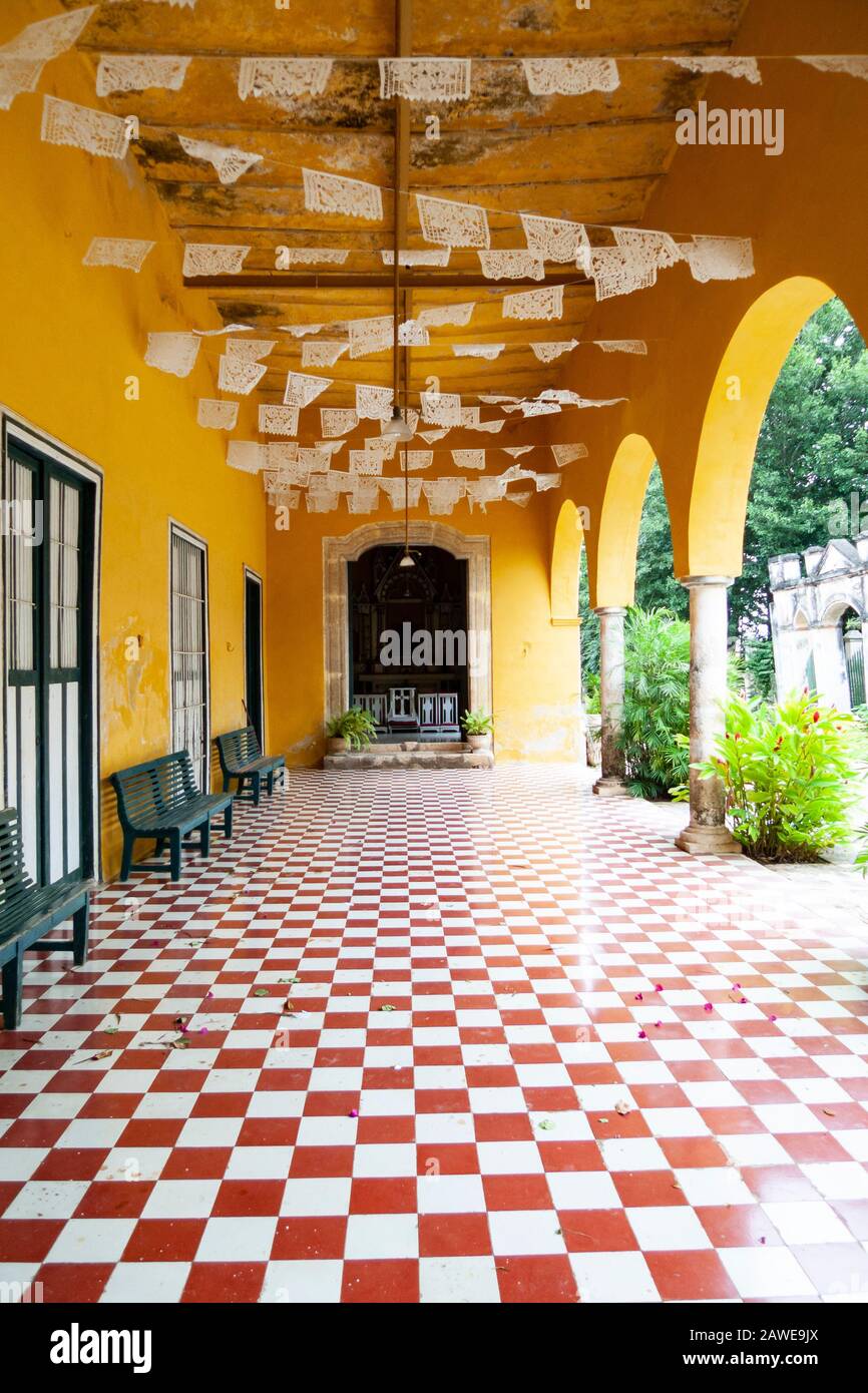 Yaxcopoil ist eine Sisal- oder Henequen-Plantage, die heute ein Museumshotel mit zeitlicher Architektur und Möbeln in Yucatan, Mexiko ist. Stockfoto