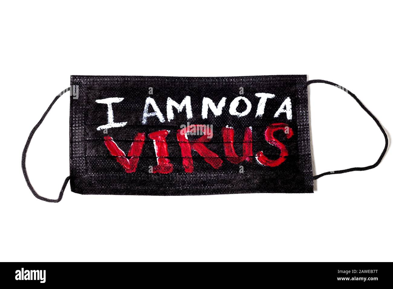 Schwarze medizinische Maske mit der Aufschrift "Ich bin kein Virus" auf weißem Hintergrund Stockfoto