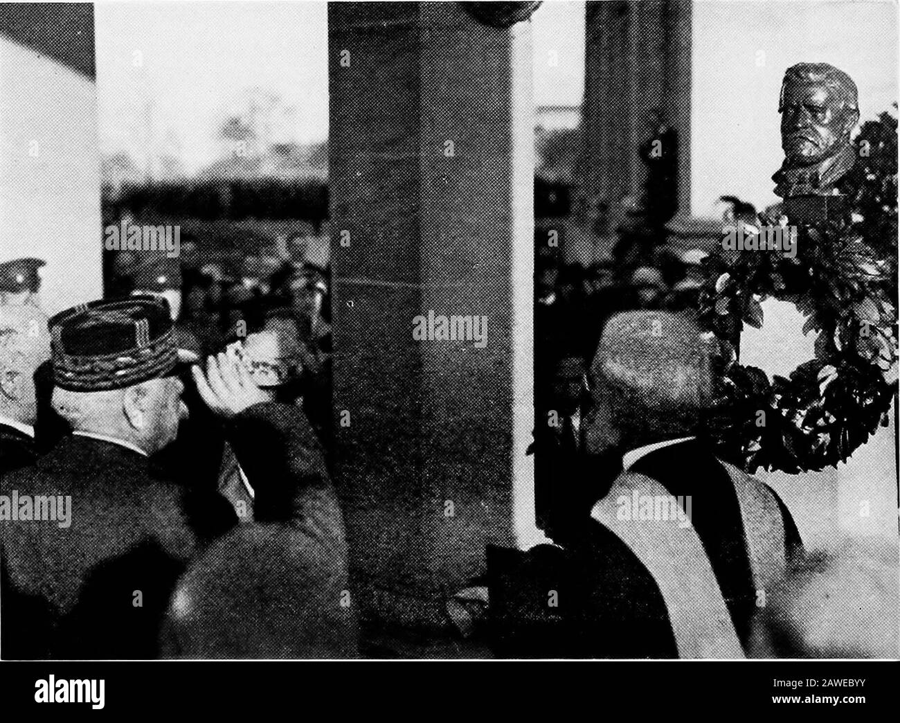 Bericht über die Wiedervereinigung des Familienverbandes Grant bei der Feier des 100-jährigen Geburtstags von Ulysses Simpson Grant in Washington, D.C. am 27. April 1922 sowie über die Übungen in New York City and Point Pleasant, Ohio. - waren Dr. Isaac F. Russell, Kanzler Elmer Ellsworth Brown, Dr. Rob-ert Underwood Johnson, Mr. Und Mrs. Finley J. Shepard, Colonel E. M. House, A. B. Fletcher, State Commander William J. Deegan und CaptainR. D. Condon von der amerikanischen Legion; der Rev. Dr. Alexander, Präsident des New York University Council, und Mitglieder der Fakultät. Vor der Büste o Stockfoto